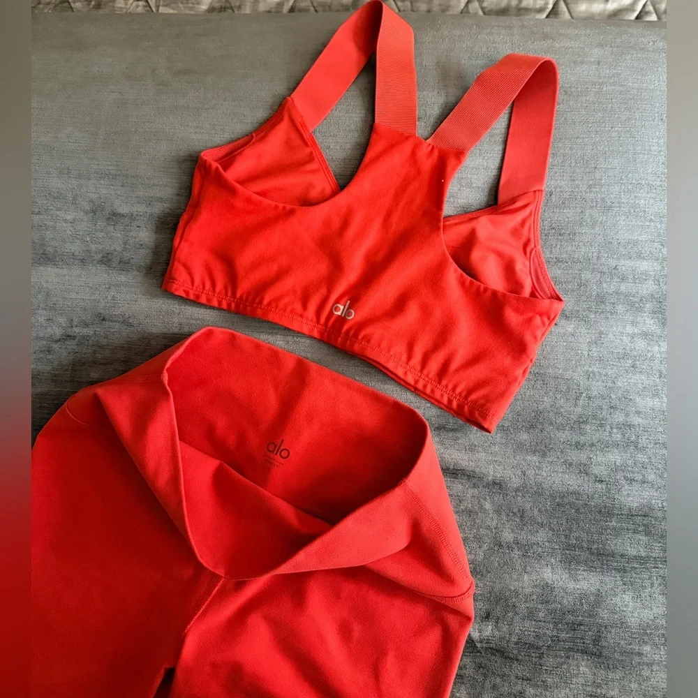 ALO Yoga Airbrush Red Sports Bra and Shorts Set sz SMALL - Picture 3 of 3